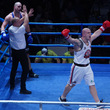 Ondřej Pála (bílý dres červený roh) je poprvé mistrem ČR v amatérském boxu, když ve finále porazil v supertíze ve druhém kole Dominika Musila